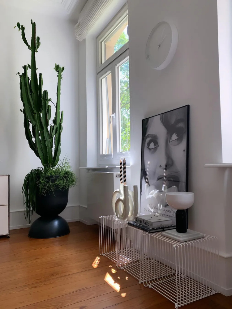 Hourglass Pot - Medium - Black