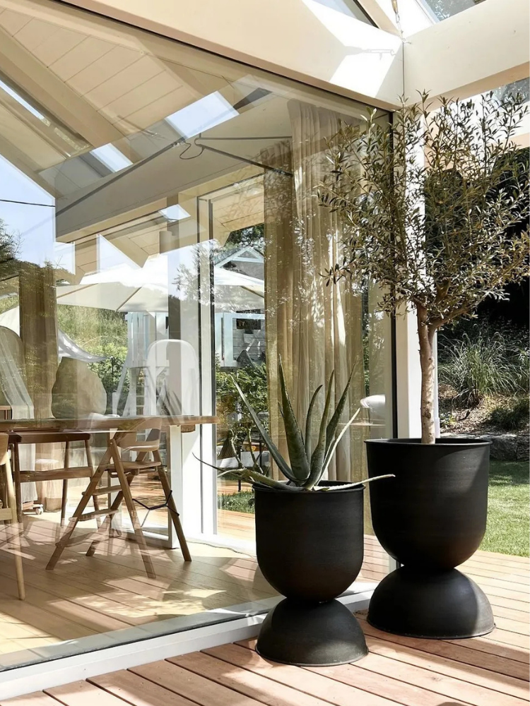 Hourglass Pot - Medium - Black